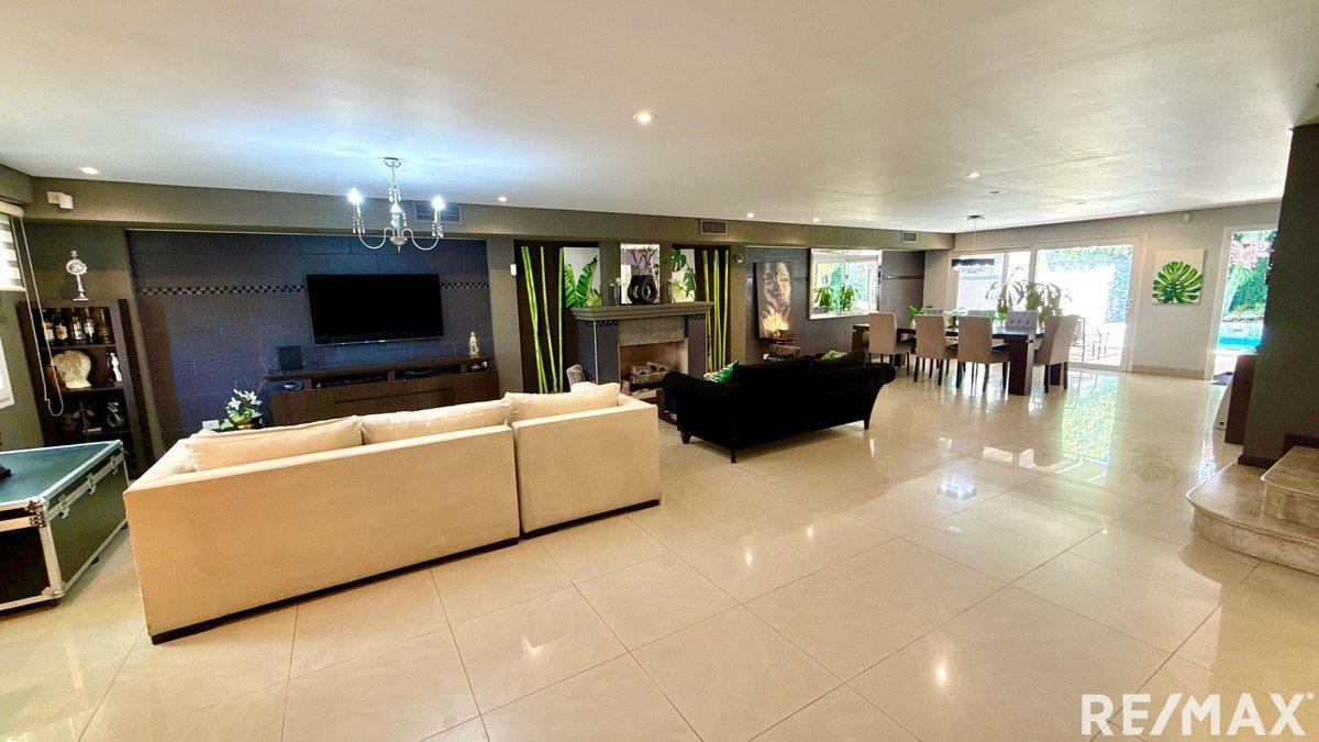 Foto de CASA EN EXCELENTE ESTADO 6 AMB. JARDIN Y PISCINA, imagen 2