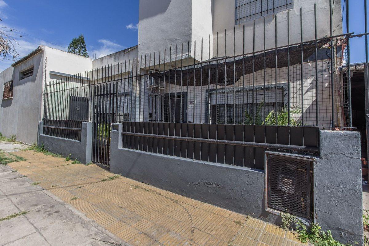 VENTA CASA 4 AMBIENTES + GALPON EN ESQUINA TABLADA
