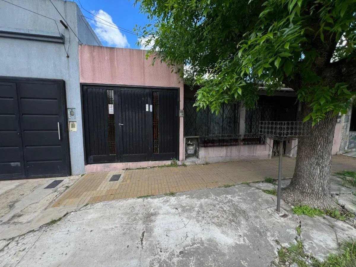 VENTA CASA  CON COCHERA Y PATIO EN QUILMES 4