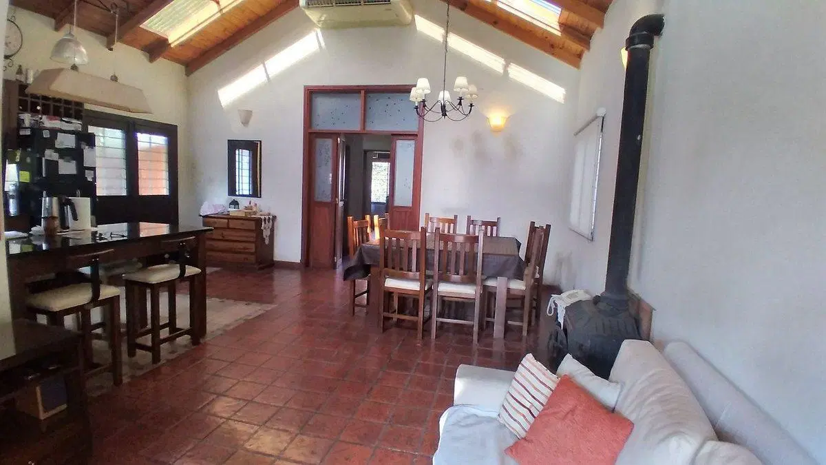 CASA 4 AMBIENTES EN VENTA CASTELAR PILETA JARDIN 3