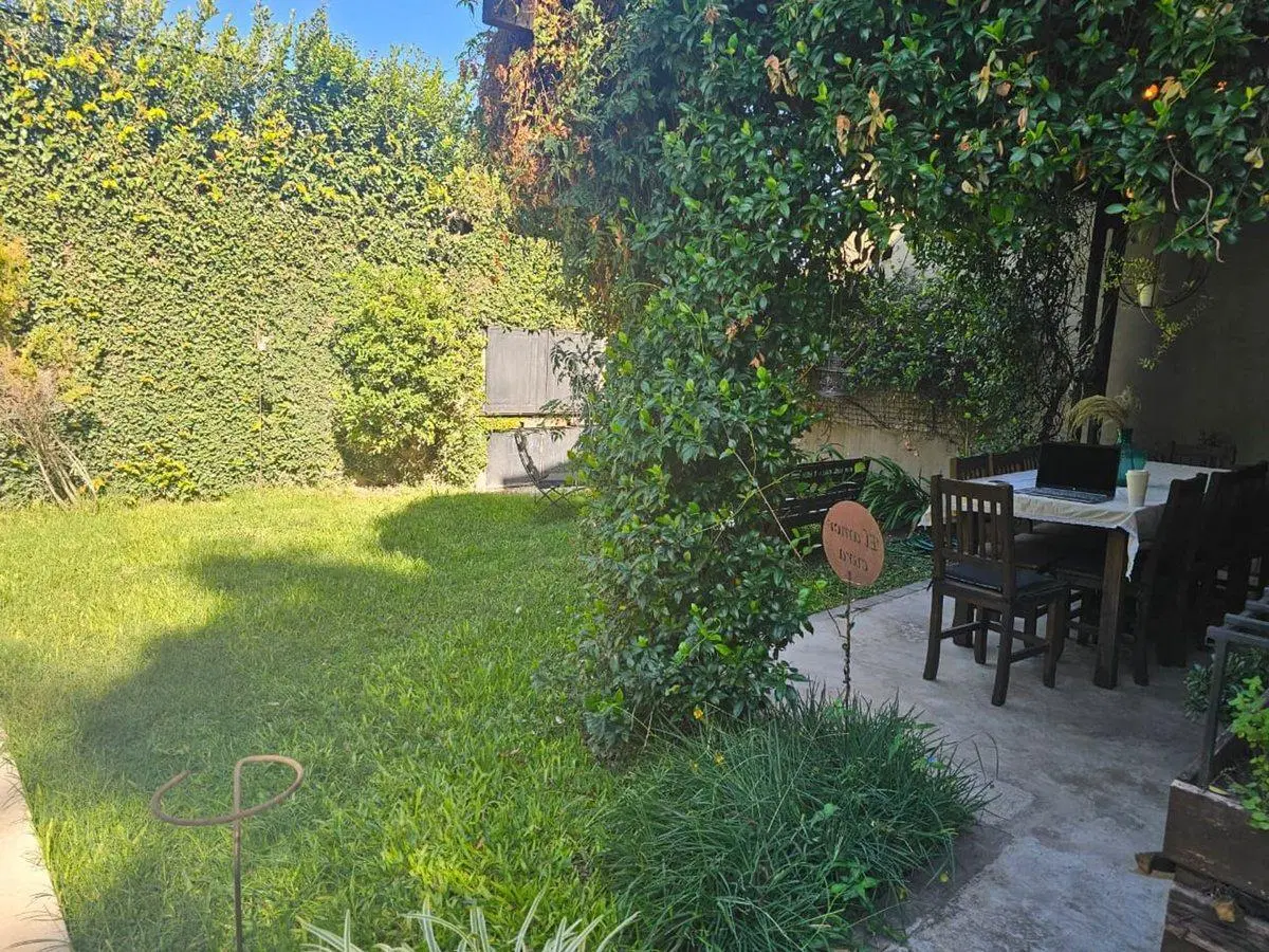 CASA 4 AMBIENTES VENTA PARQUE LELOIR JARDIN PILETA 3