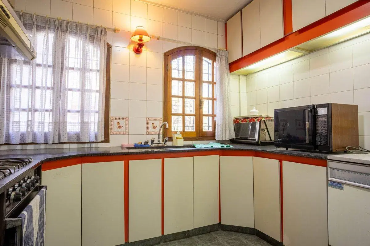 HERMOSA CASA CON PISCINA, GARAGE  CABALLITO 2
