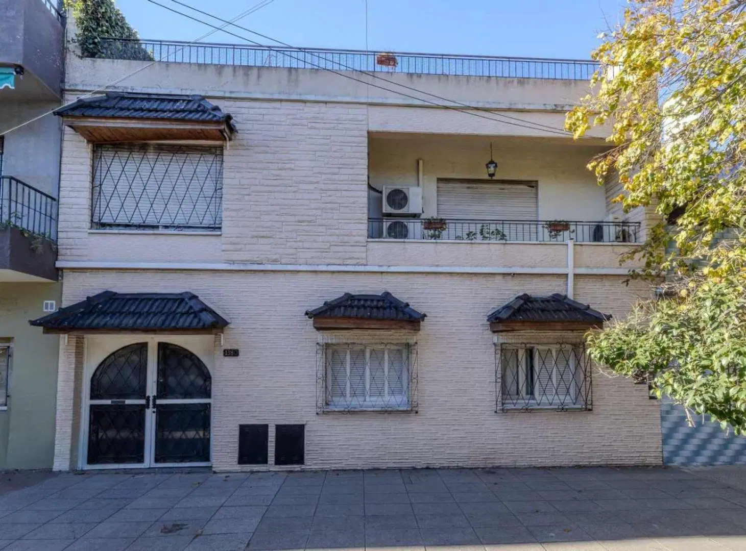 VENTA CASA 6 AMBIENTES COCHERA Y JARDIN TAPIALES 4