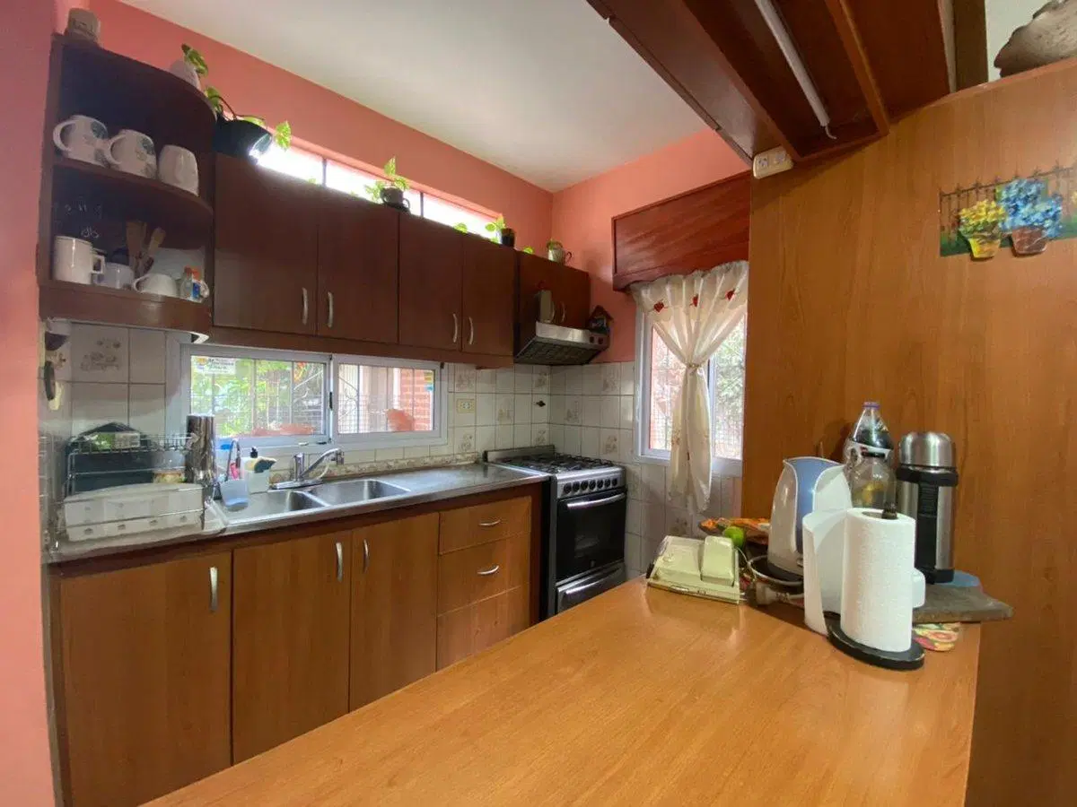 CASA 5 AMB EN VENTA CON PILETA EN CENTRO LAFERRERE 8