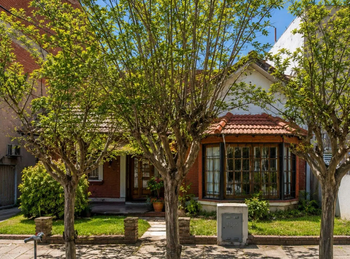 Casa con depto. independiente lote propio Palomar 5