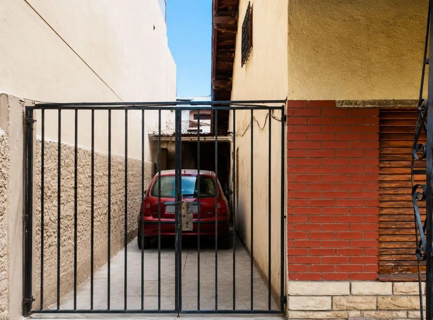 Casa con depto. independiente lote propio Palomar 4