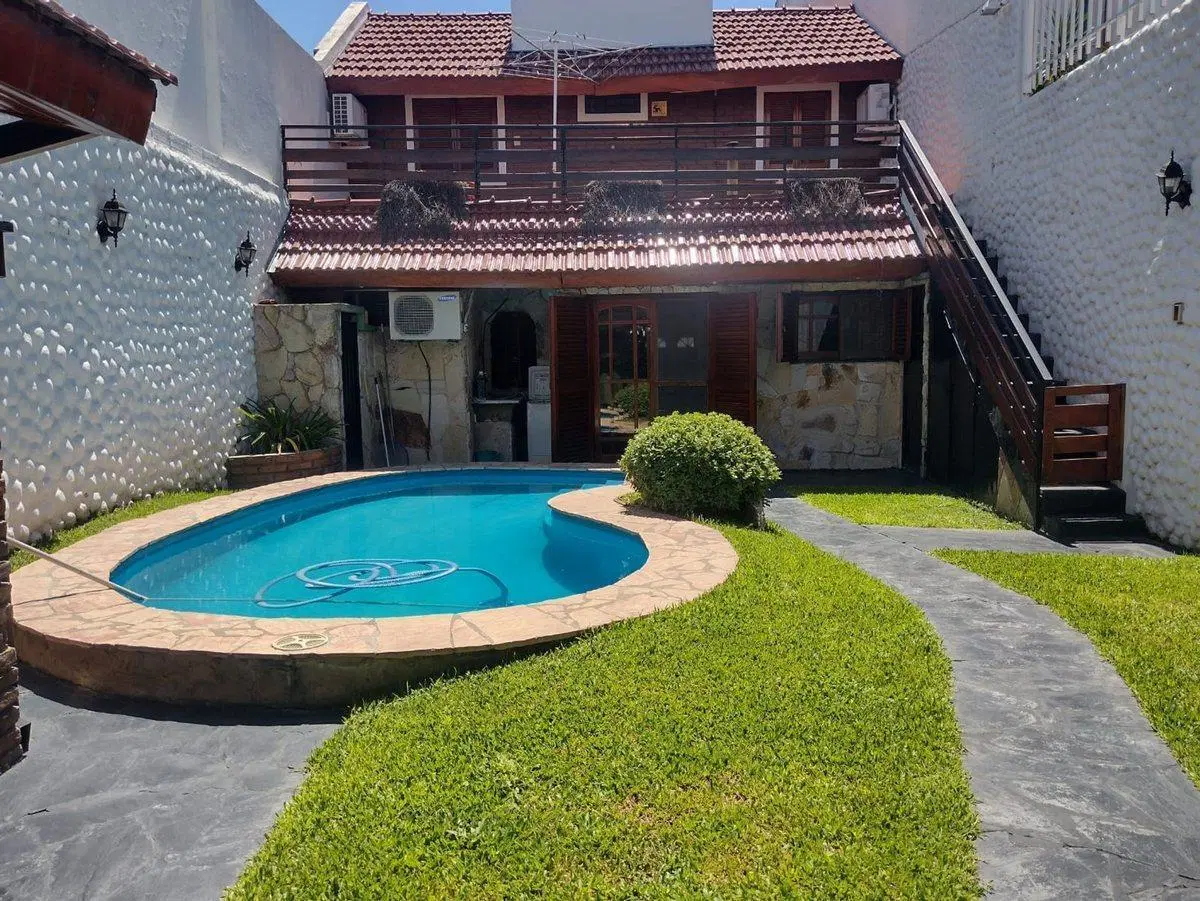 VENTA CASA CON PILETA GARAGE QUINCHO VILLA LUGANO 2