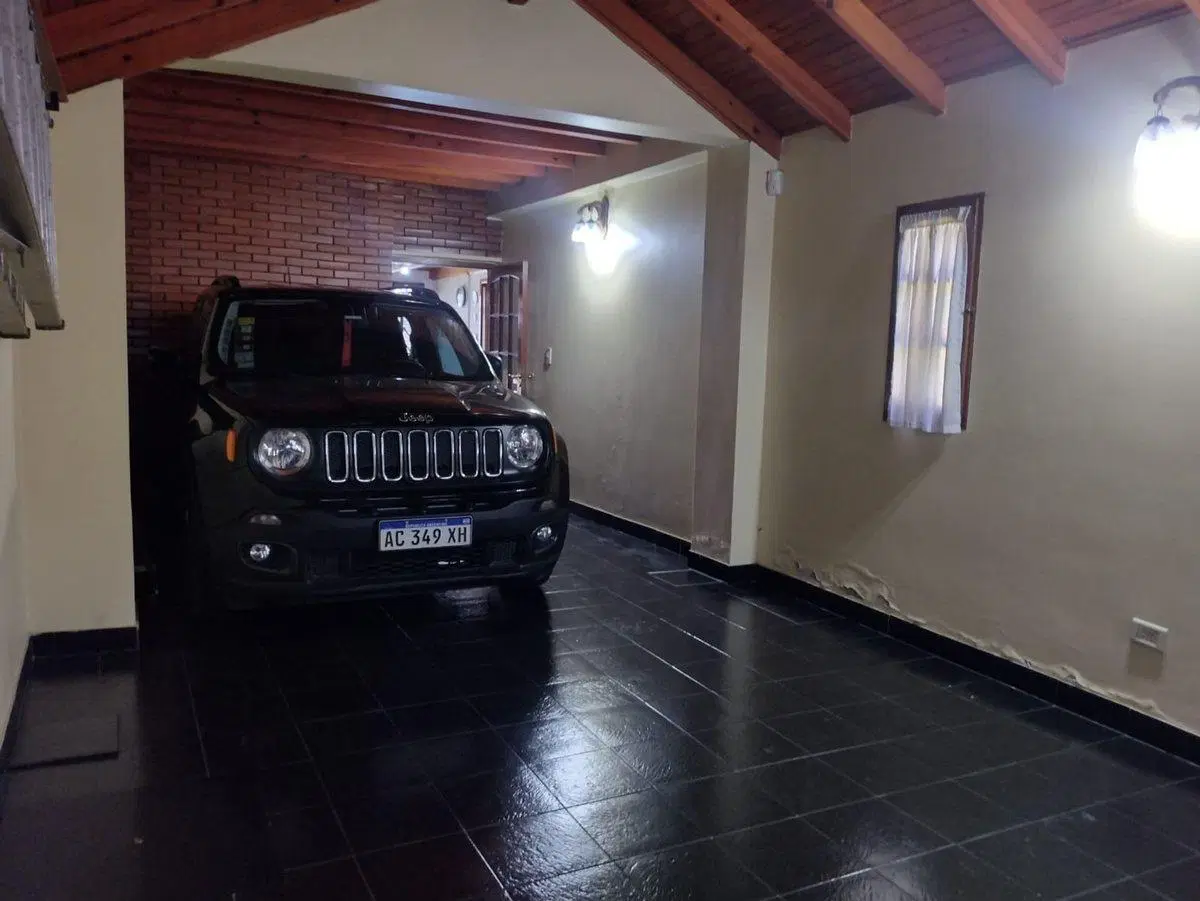 VENTA CASA CON PILETA GARAGE QUINCHO VILLA LUGANO 3