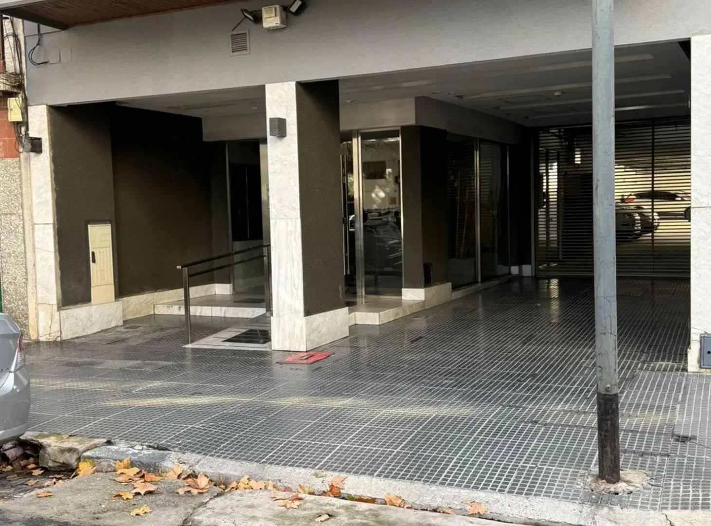 VENTA COCHERA TECHADA FLORESTA 6