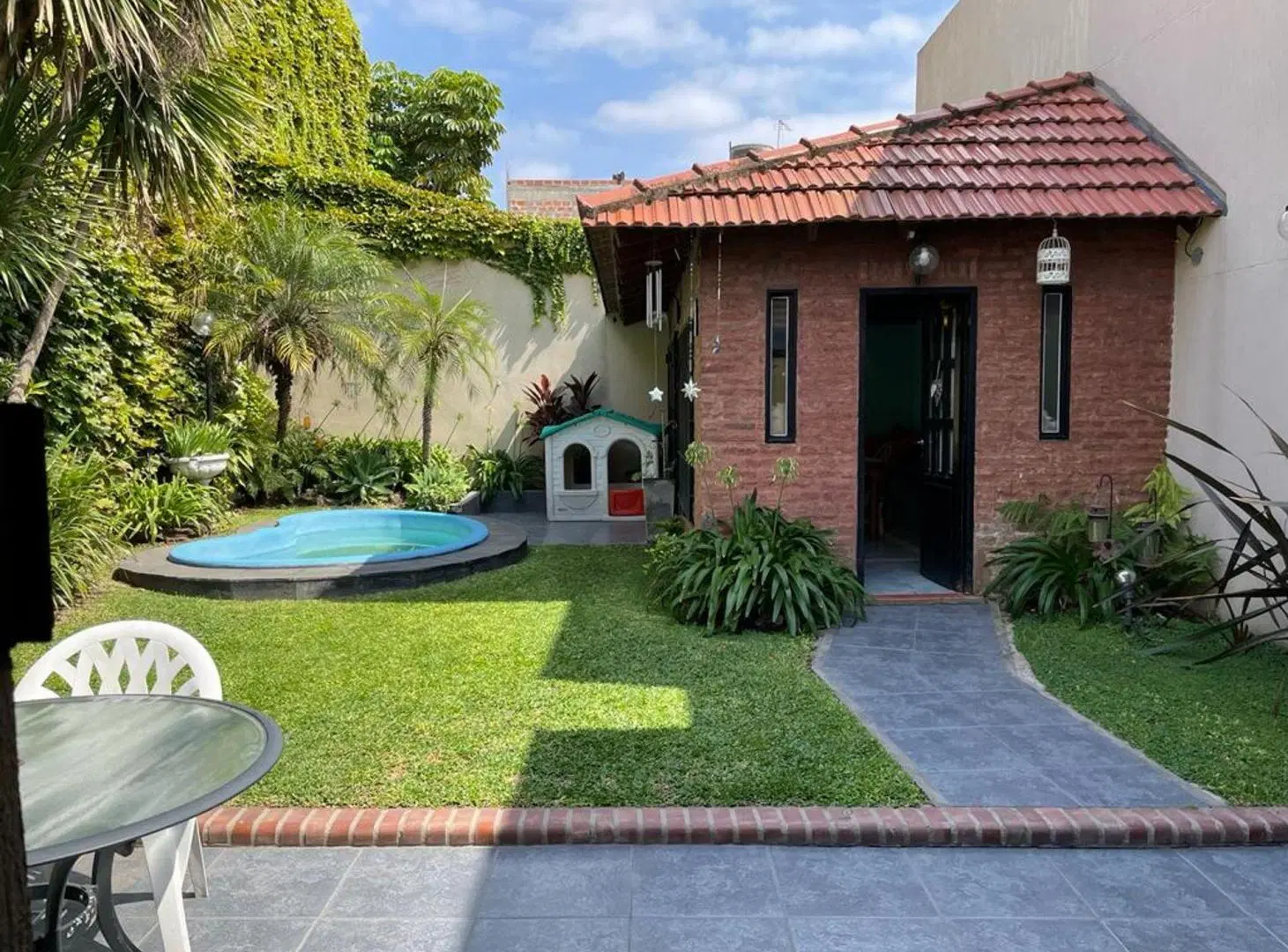 VENTA HERMOSA CASA CON PARQUE, PILETA Y QUINCHO 4