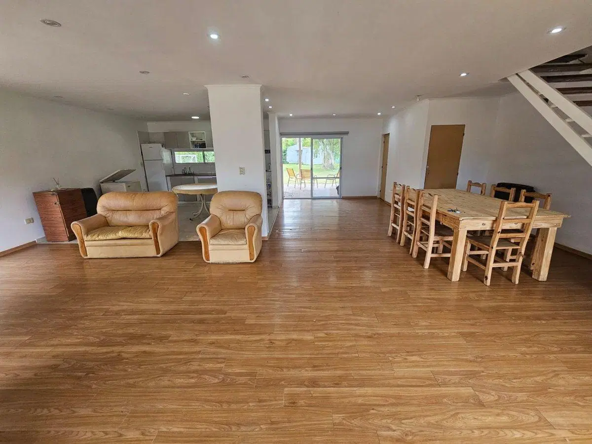 VENTA DE CASA EN EZEIZA CON PILETA Y AMPLIO PARQUE 2
