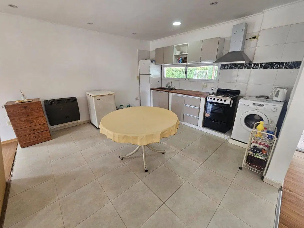 VENTA DE CASA EN EZEIZA CON PILETA Y AMPLIO PARQUE 8