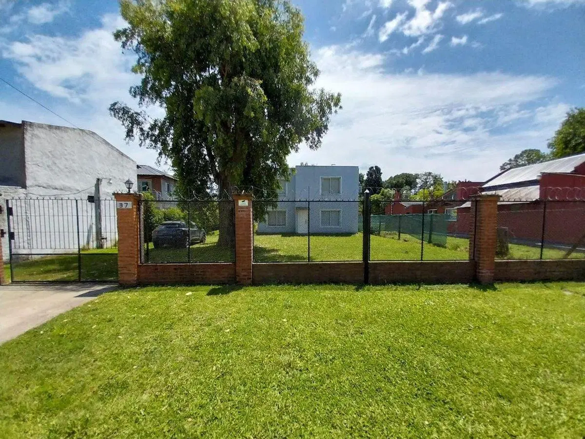 VENTA DE CASA EN EZEIZA CON PILETA Y AMPLIO PARQUE 4
