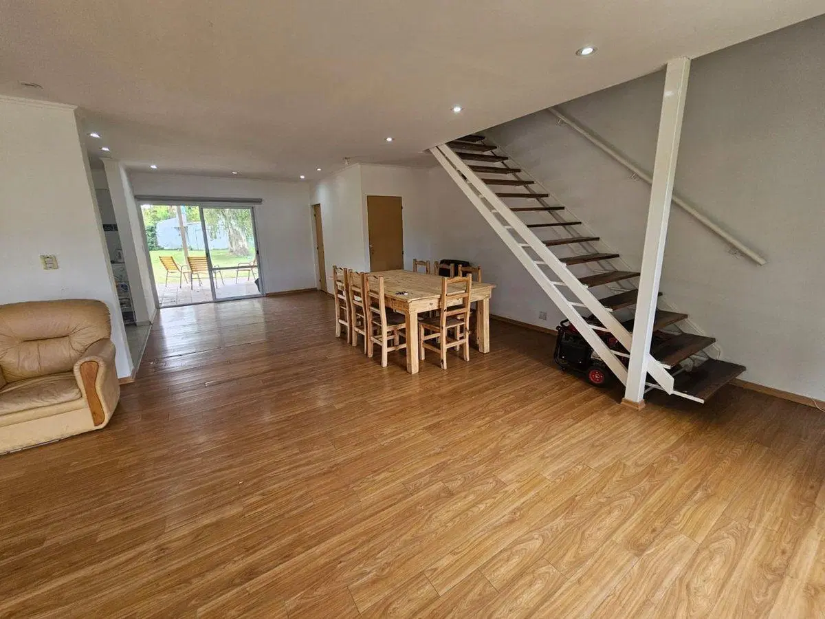 VENTA DE CASA EN EZEIZA CON PILETA Y AMPLIO PARQUE 3