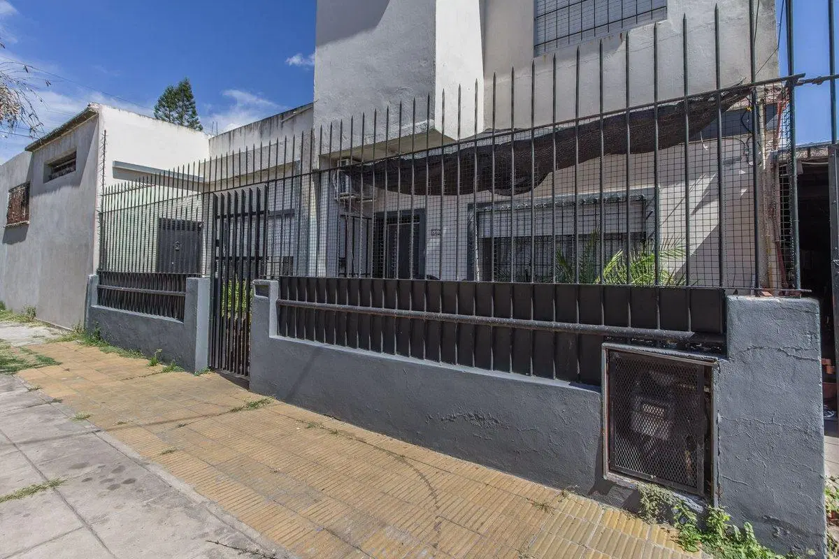 VENTA CASA 4 AMBIENTES + GALPON EN ESQUINA TABLADA 3