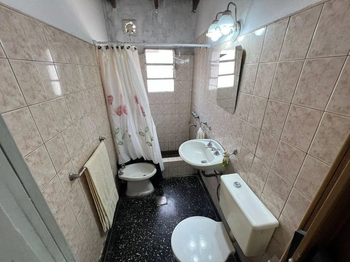 VENTA CASA  CON COCHERA Y PATIO EN QUILMES 3