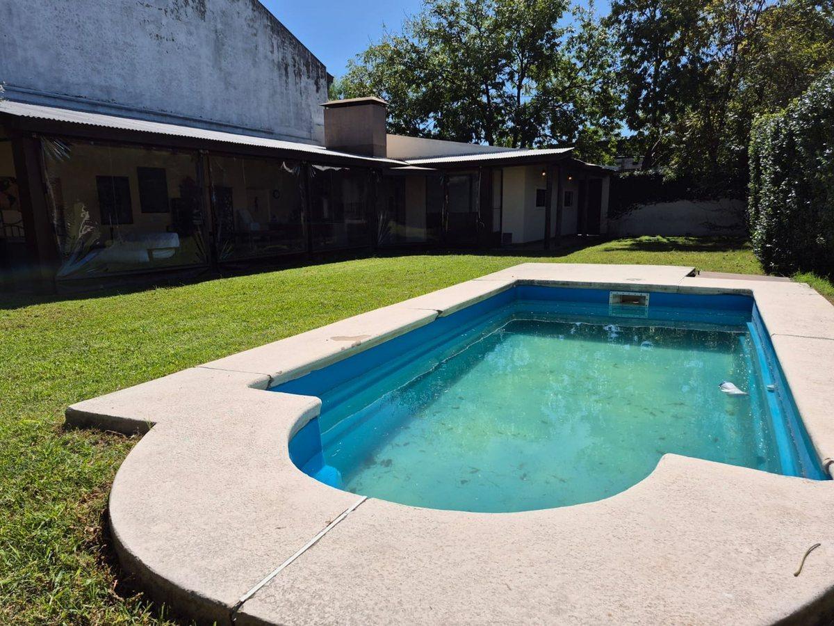 Foto de CASA 4 AMBIENTES EN VENTA CASTELAR PILETA JARDIN, imagen 3