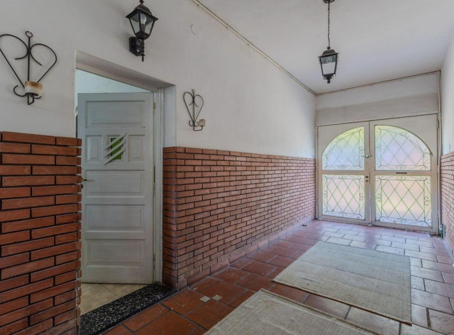 Foto de VENTA CASA 6 AMBIENTES COCHERA Y JARDIN TAPIALES, imagen 4