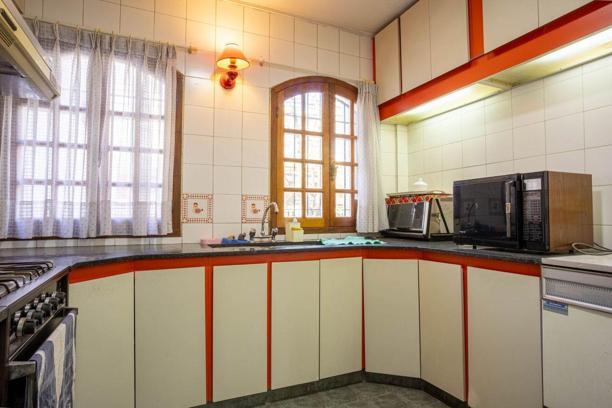 Foto de HERMOSA CASA CON PISCINA, GARAGE CABALLITO, imagen 3