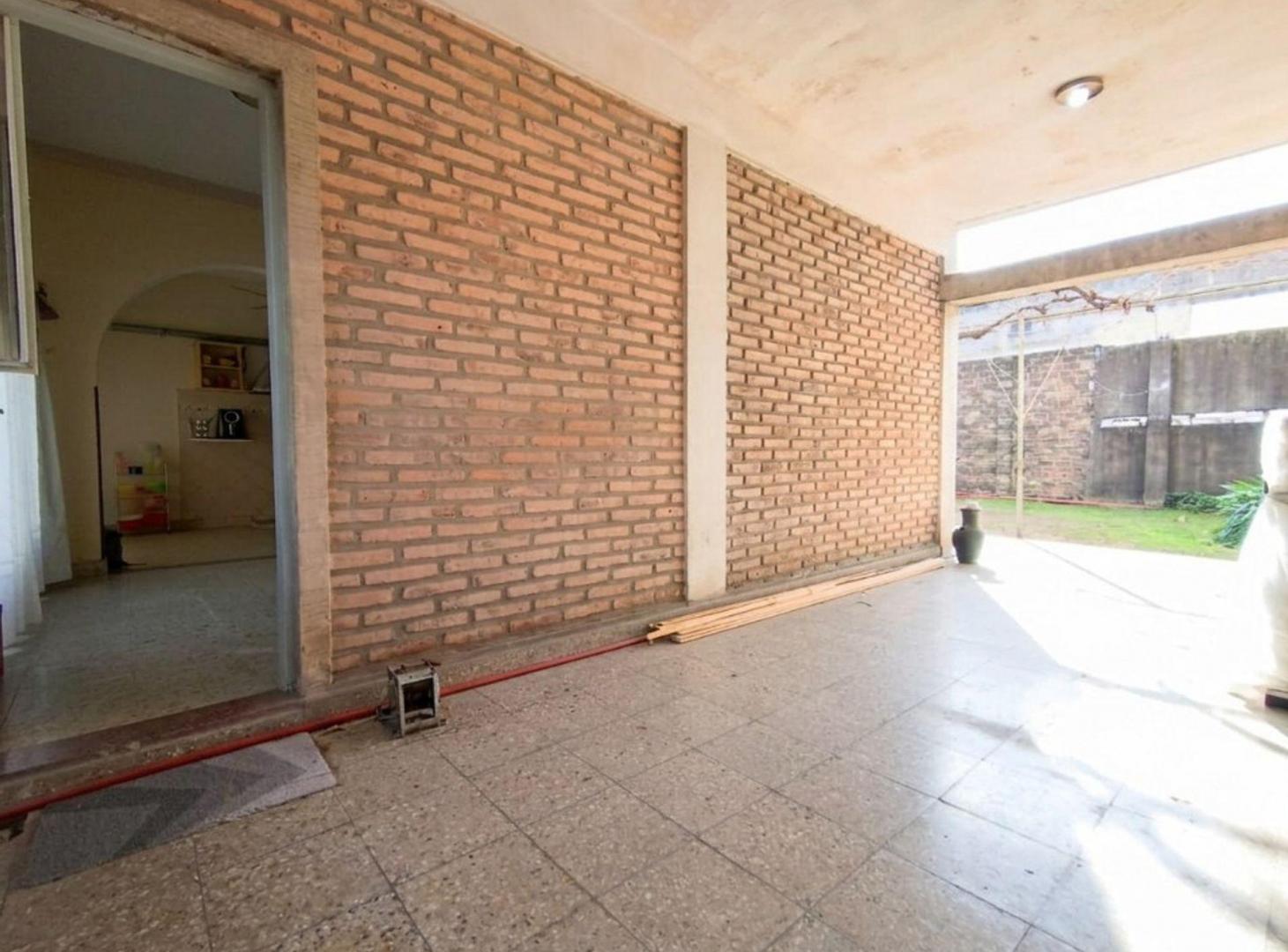 Foto de CASA 4 AMB EN VENTA CON COCHERA Y PATIO EZEIZA, imagen 1