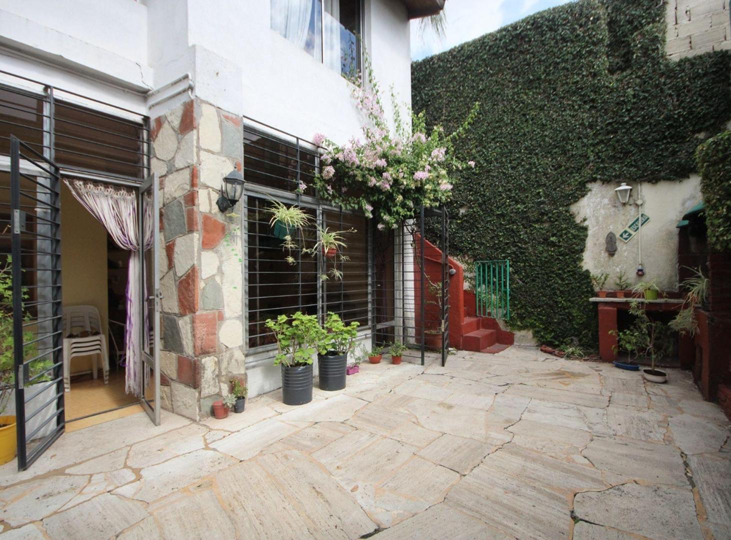 Foto de VENTA CASA 7 AMBIENTES EN VERSALLES, imagen 2
