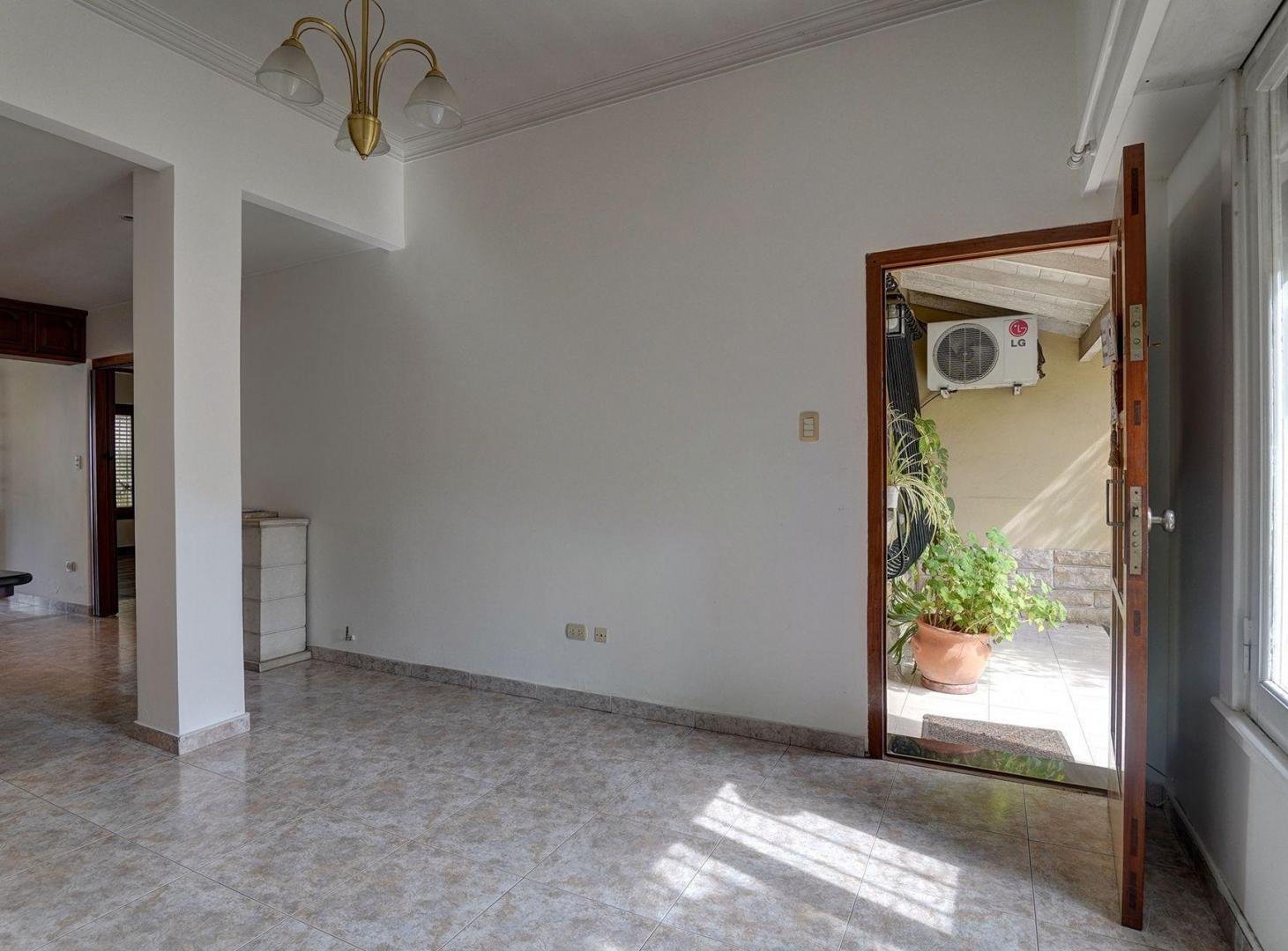 Foto de VENTA CASA 3 AMBIENTES PARQUE PARRILLA RAMOS MEJIA, imagen 2