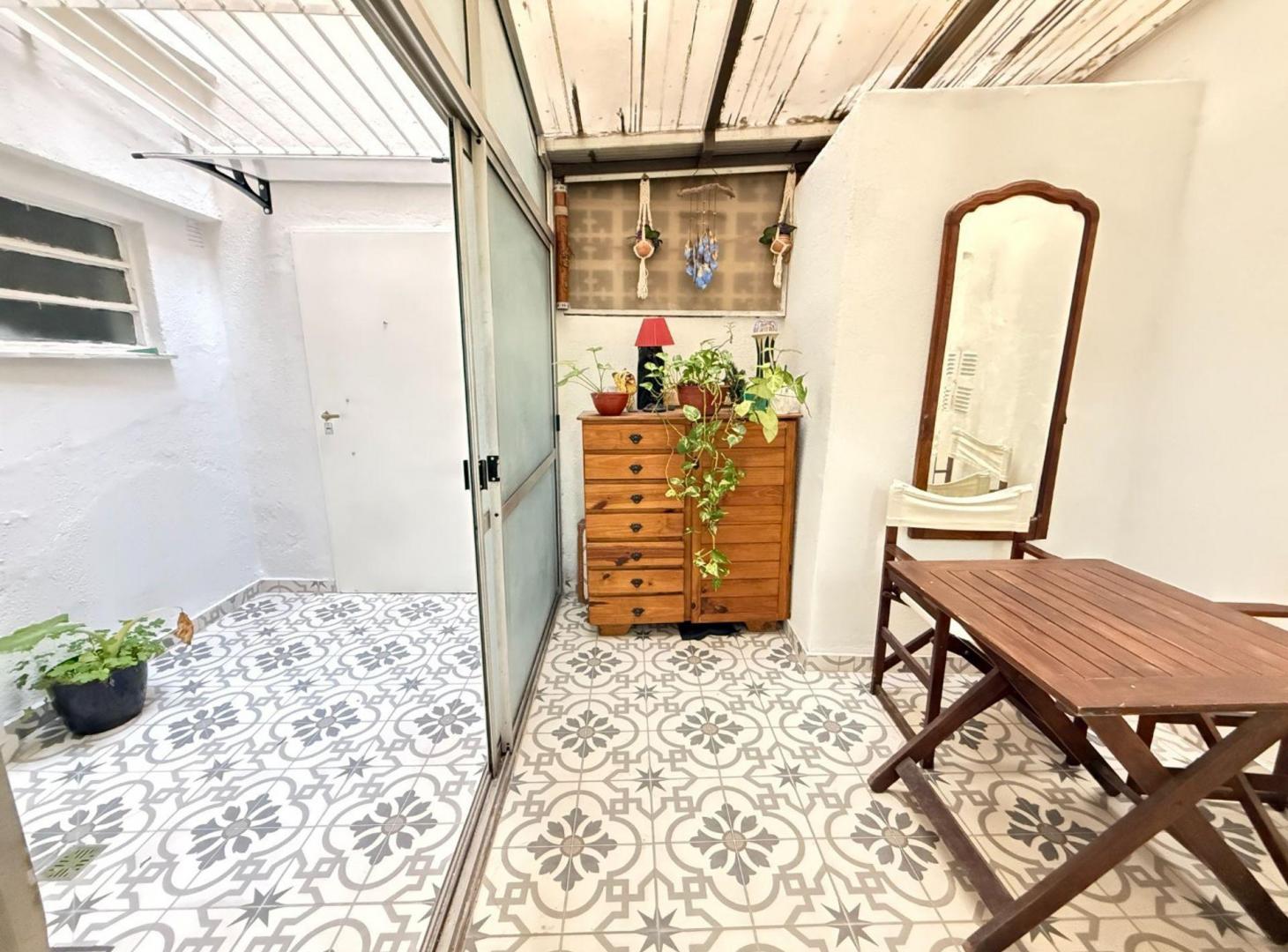 Foto de Venta Ph monoambiente en caballito con patio, imagen 1