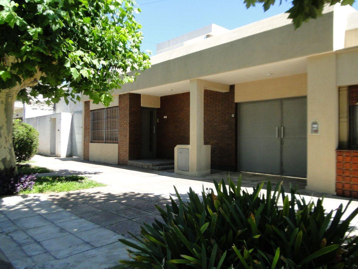Foto de CASA CON GALPÓN Y COCHERA PARA 11 AUTOS ZONA OESTE, imagen 3