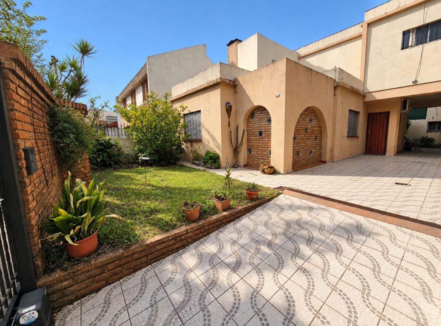 Foto de VENTA DE CASA 5 AMBIENTES JARDIN PATIO COCHERAS, imagen 2