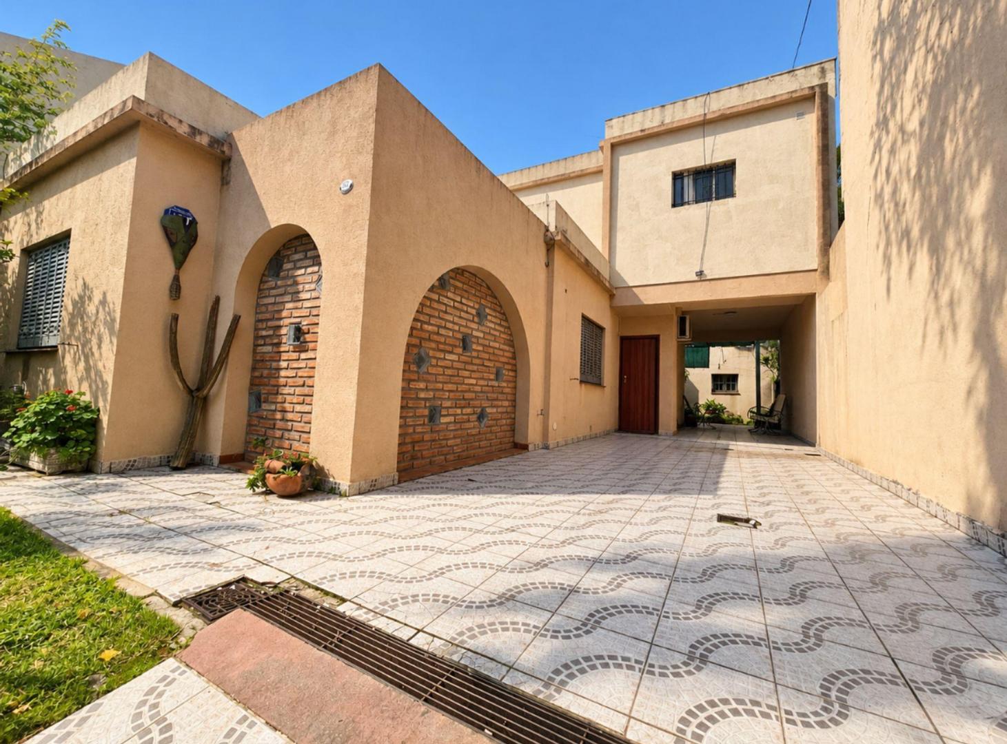 Foto de VENTA DE CASA 5 AMBIENTES JARDIN PATIO COCHERAS, imagen 1