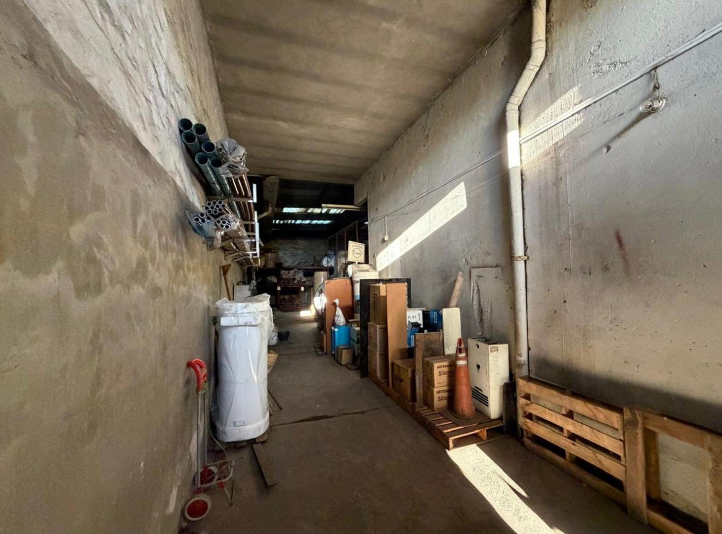 Foto de GALPÓN / DEPÓSITO + GARAGE/LOCAL + 2 DEPTOS, imagen 4