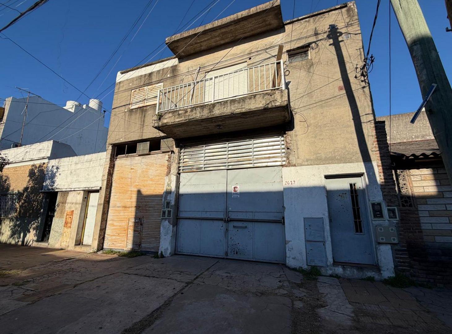 Foto de GALPÓN / DEPÓSITO + GARAGE/LOCAL + 2 DEPTOS, imagen 2