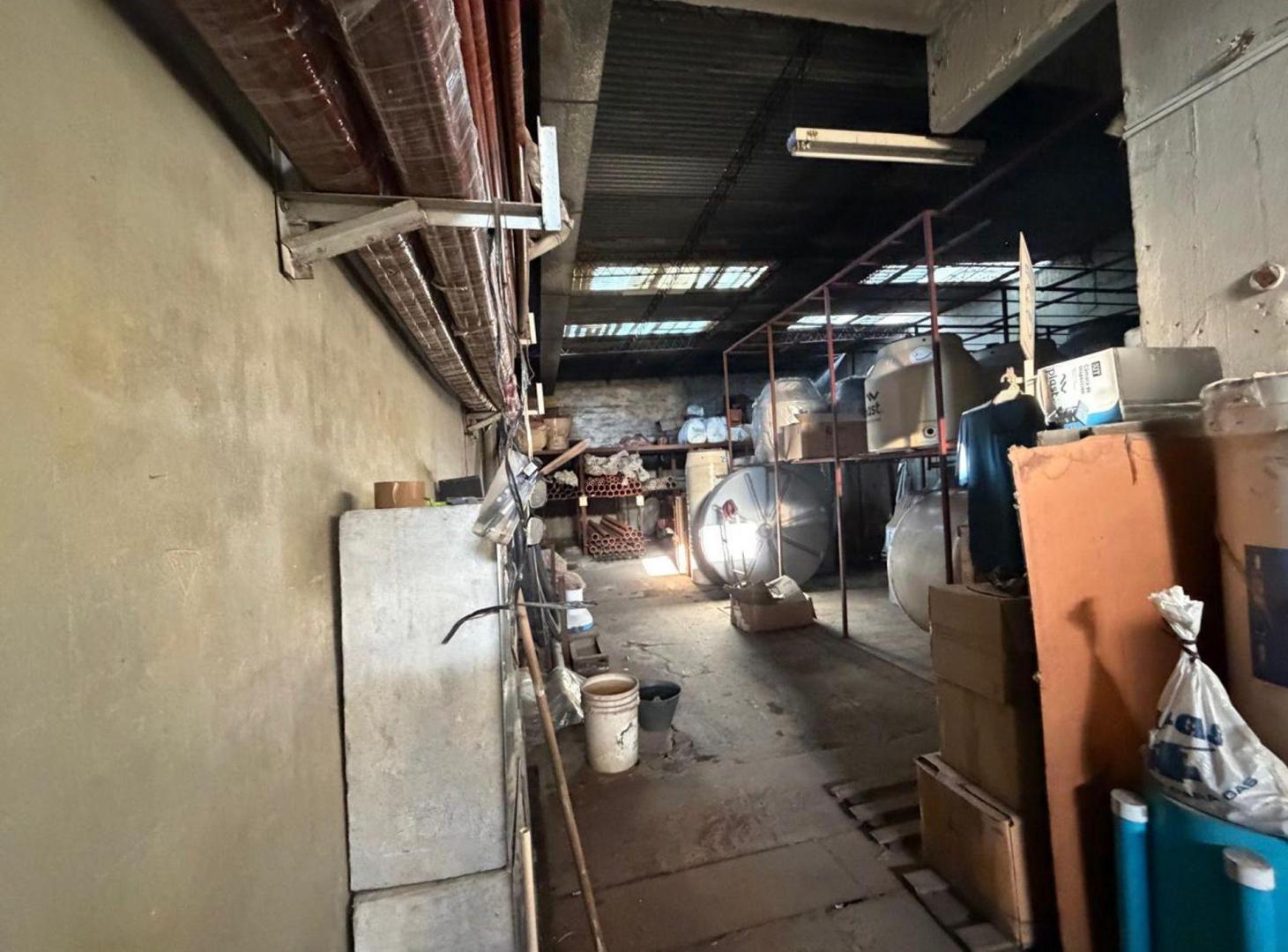 Foto de GALPÓN / DEPÓSITO + GARAGE/LOCAL + 2 DEPTOS, imagen 5