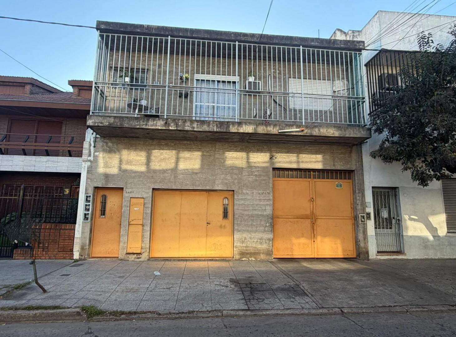 Foto de GALPÓN / DEPÓSITO + GARAGE/LOCAL + 3 DEPTOS, imagen 1
