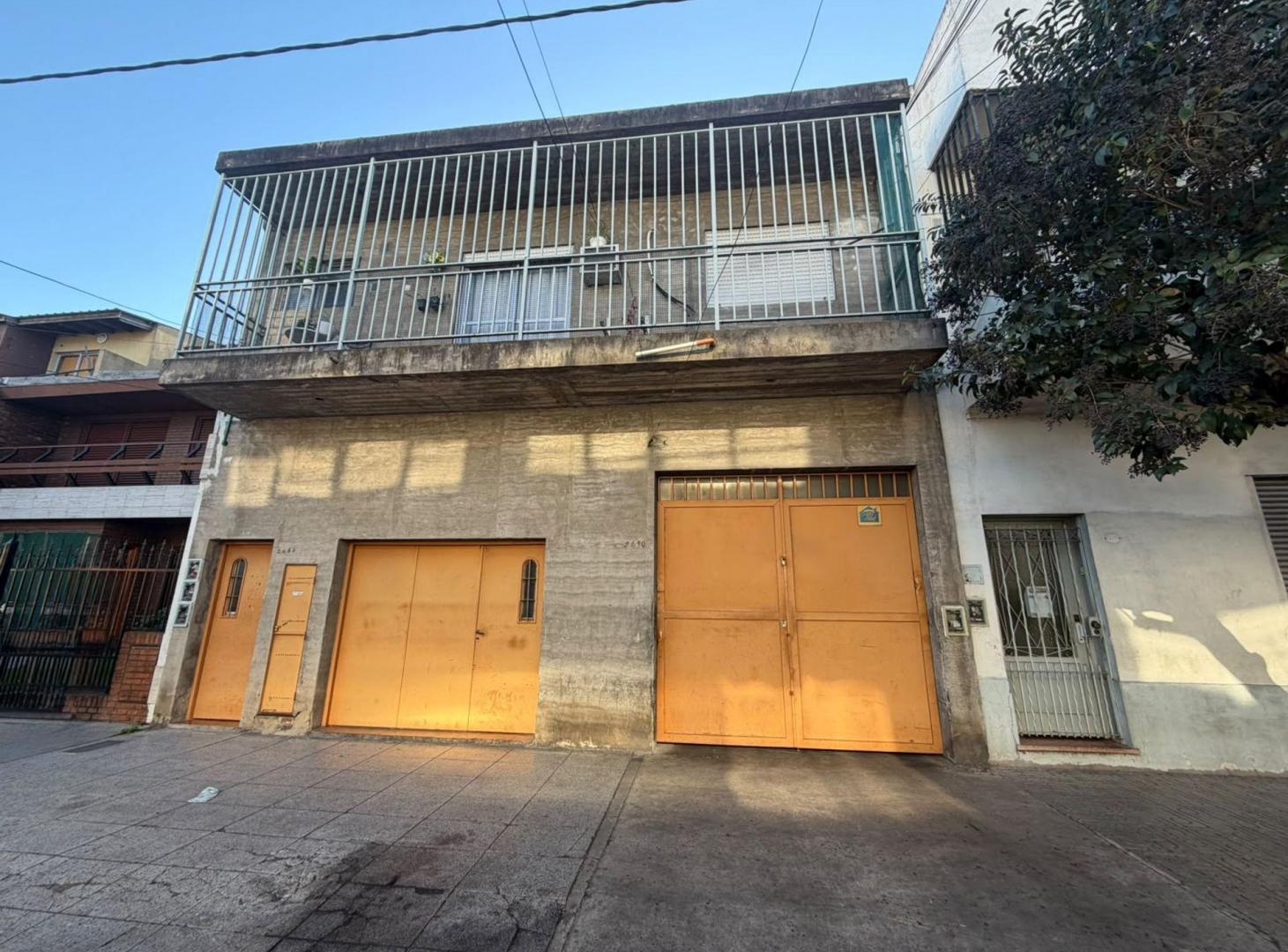Foto de GALPÓN / DEPÓSITO + GARAGE/LOCAL + 3 DEPTOS, imagen 2