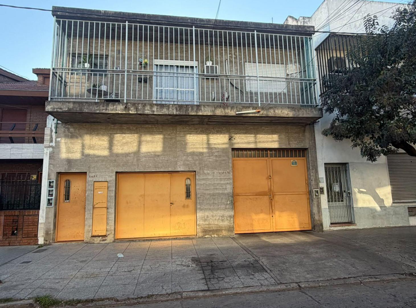 Foto de GALPÓN / DEPÓSITO + GARAGE/LOCAL + 3 DEPTOS, imagen 4