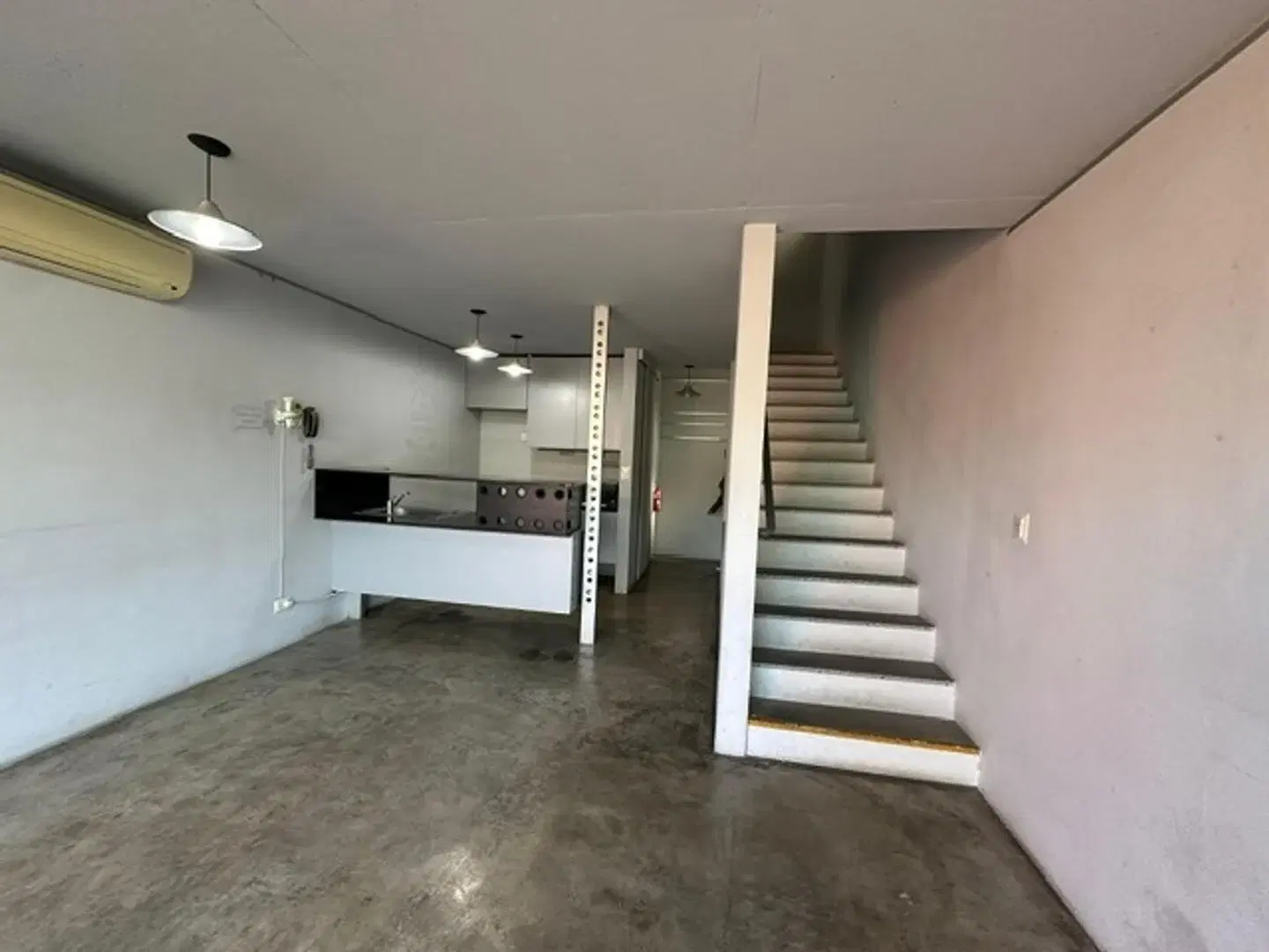 Edificio en block. Depósito/Local con oficina. Dos viviendas 5