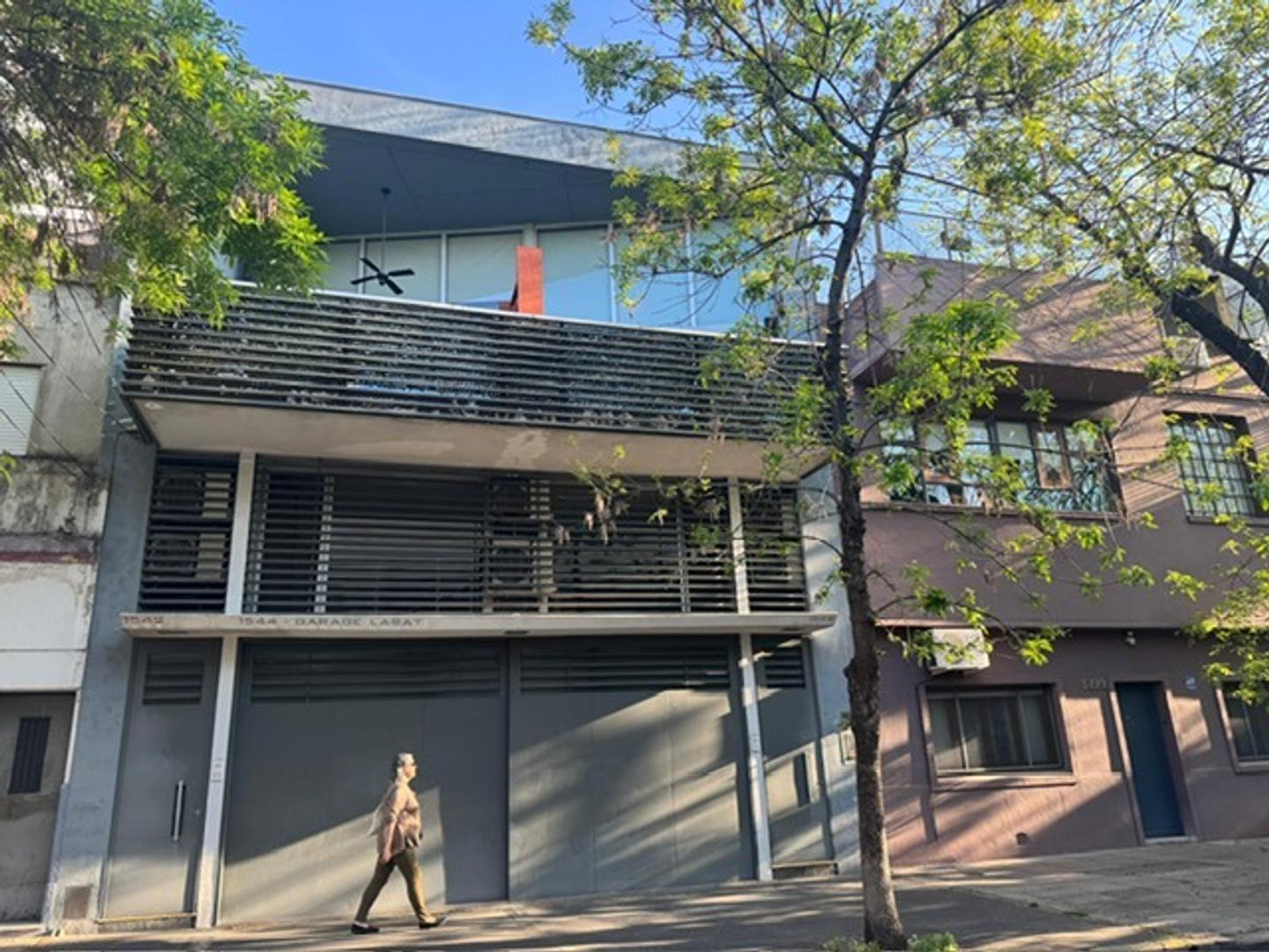 Edificio en block. Depósito/Local con oficina. Dos viviendas