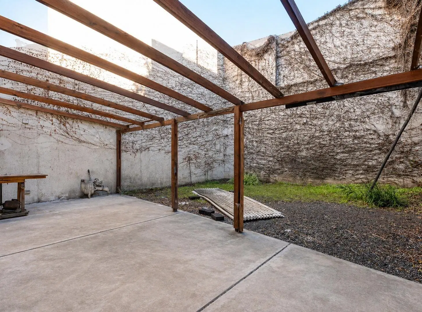 LOCAL COMERCIAL CON FONDO Y JARDÍN EN EXC. UBICACIÓN! 1