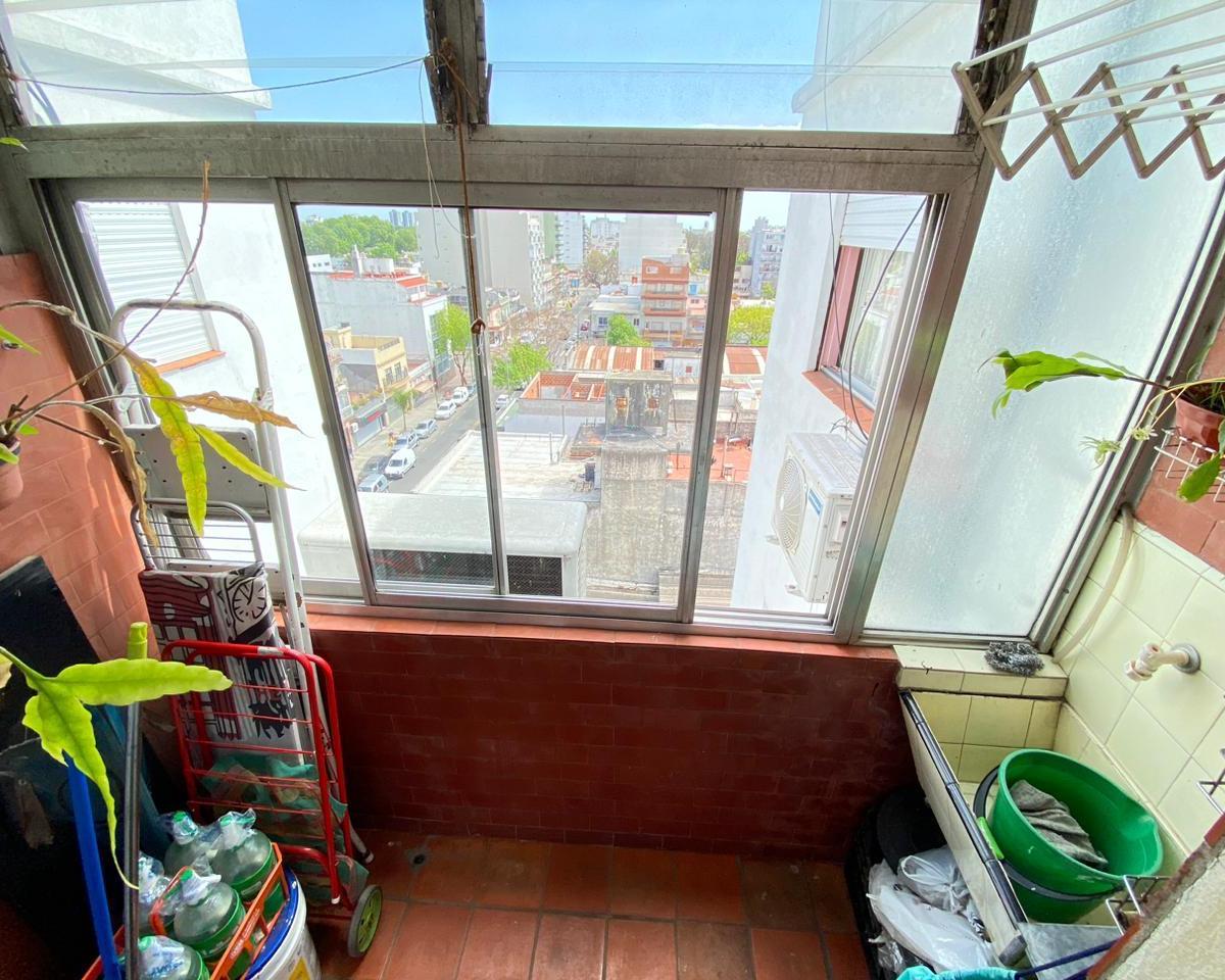 Hermoso Departamento de Tres Ambientes con Balcón y Cocina Separada! 2