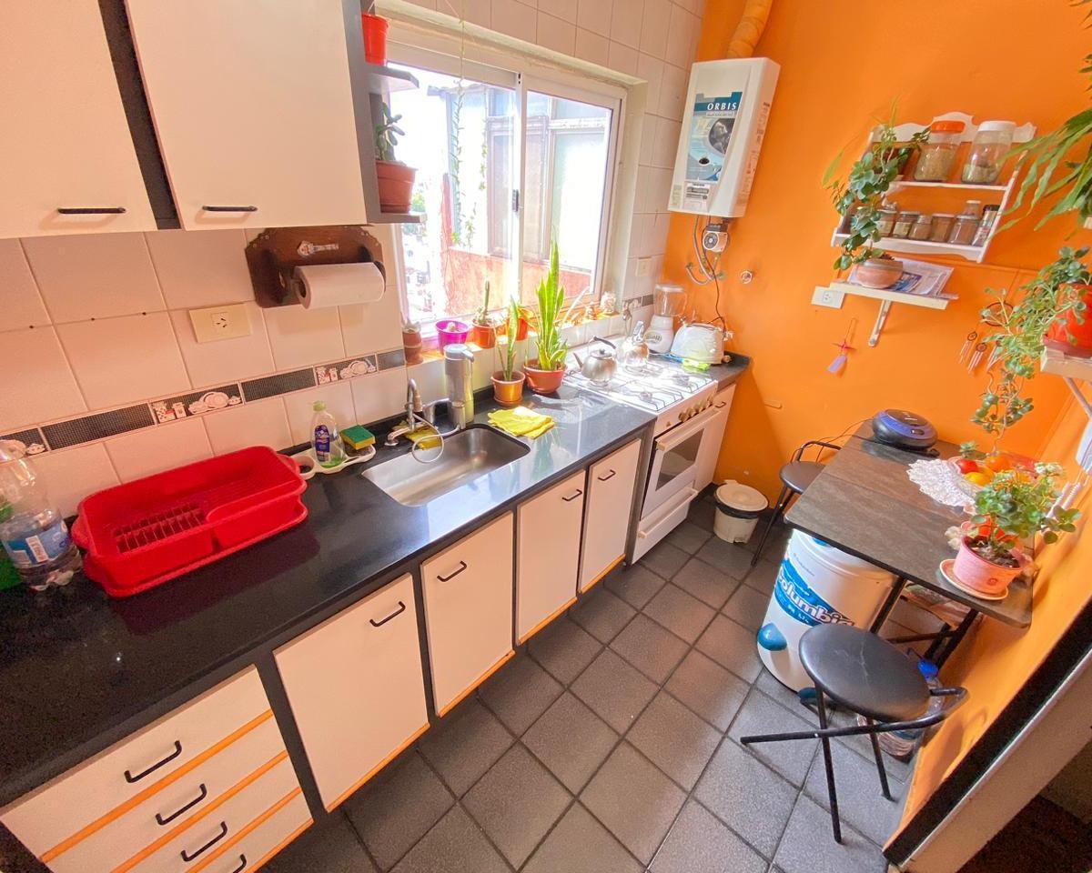 Hermoso Departamento de Tres Ambientes con Balcón y Cocina Separada! 1