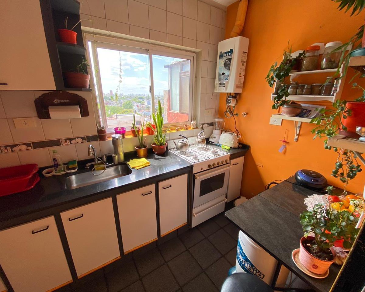 Hermoso Departamento de Tres Ambientes con Balcón y Cocina Separada! 3