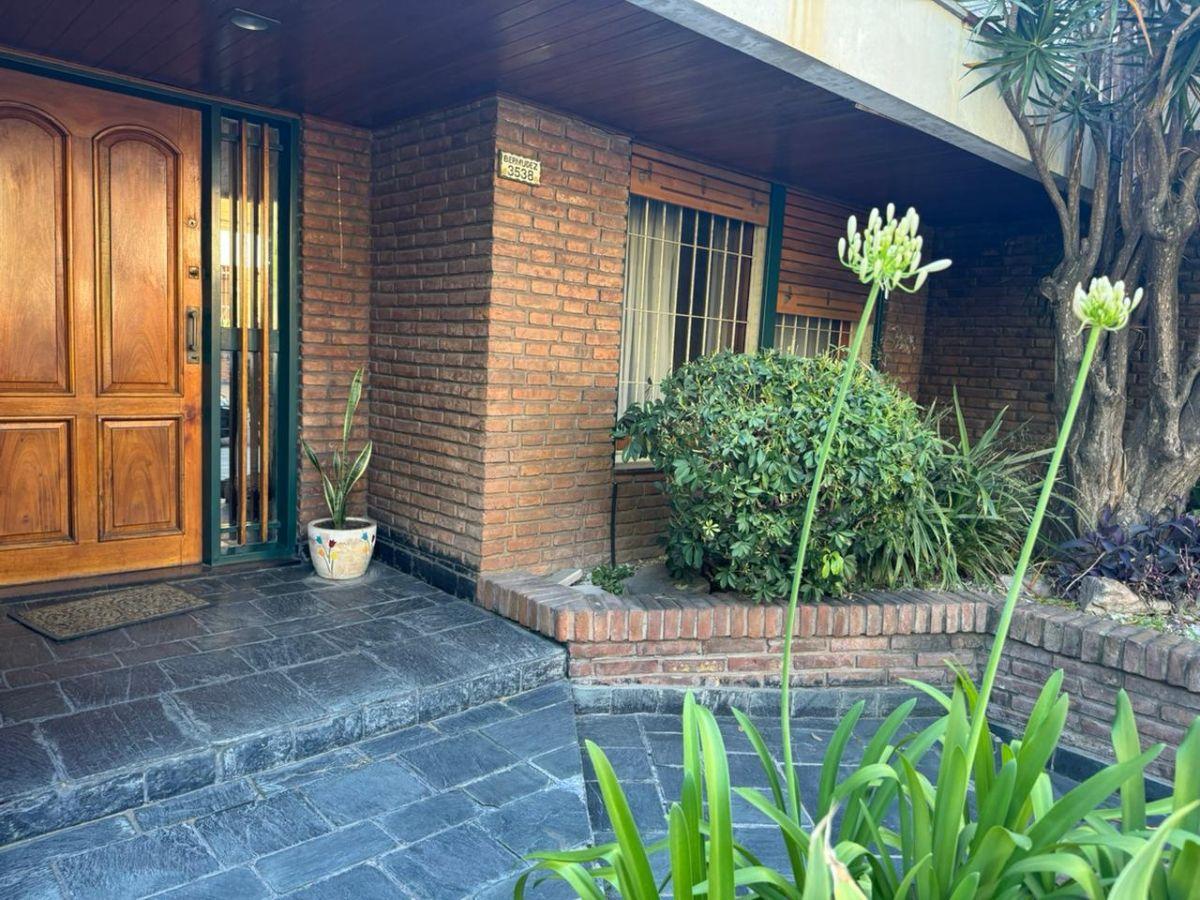 Casa en Venta en Villa Devoto – Sólida Construcción, Excelente Ubicación y Amplios Espacios.