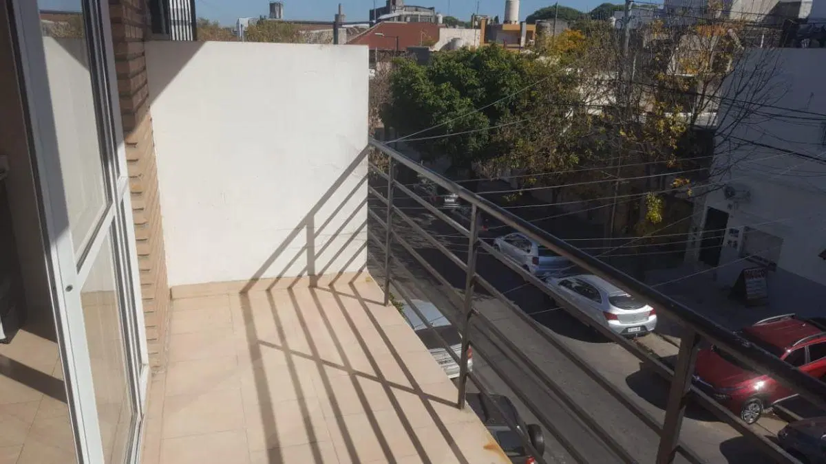 IMPERDIBLE DEPARTAMENTO DE 2 AMB. CON BALCÓN Y TERRAZA PROPIA!!!
BAJAS EXPENSAS!!! 4