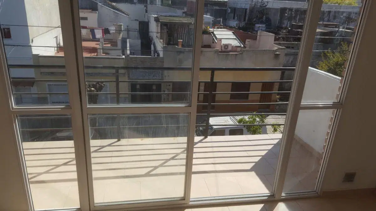 IMPERDIBLE DEPARTAMENTO DE 2 AMB. CON BALCÓN Y TERRAZA PROPIA!!!
BAJAS EXPENSAS!!! 5