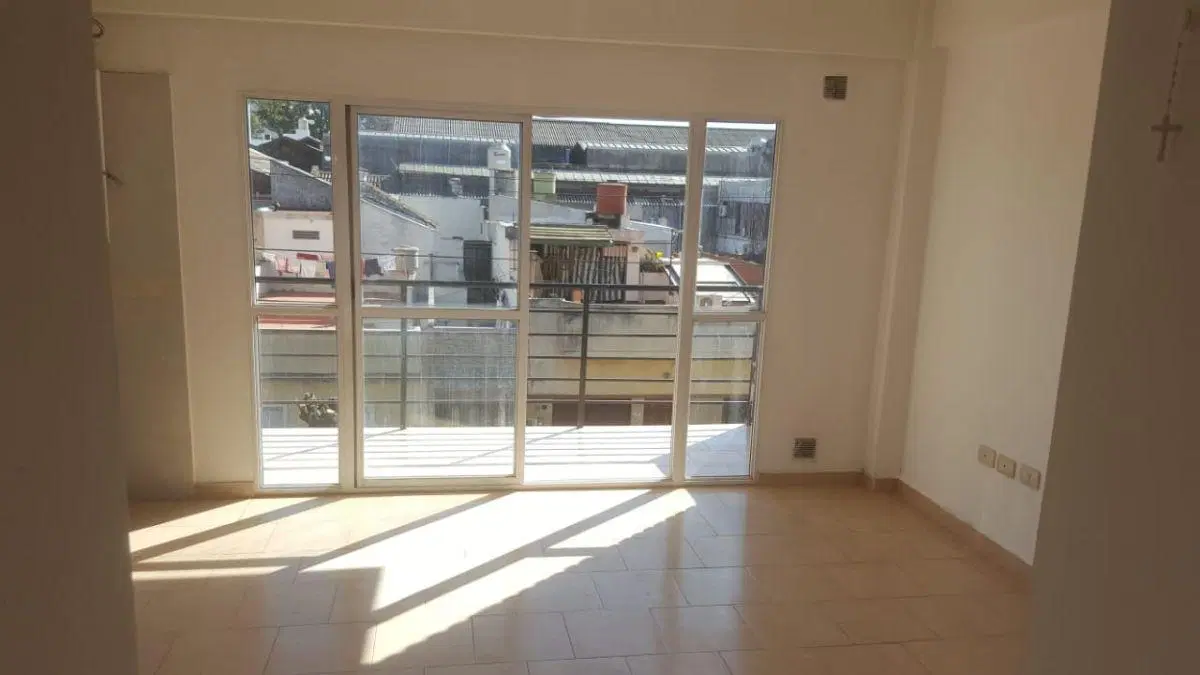 IMPERDIBLE DEPARTAMENTO DE 2 AMB. CON BALCÓN Y TERRAZA PROPIA!!!
BAJAS EXPENSAS!!! 8