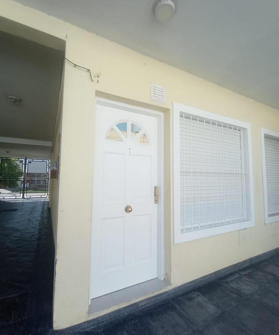Foto de VENTA DPTO 2 AMB PB R. DE ESCALADA 4 CUADRAS AV H. YRIGOYEN, imagen 1