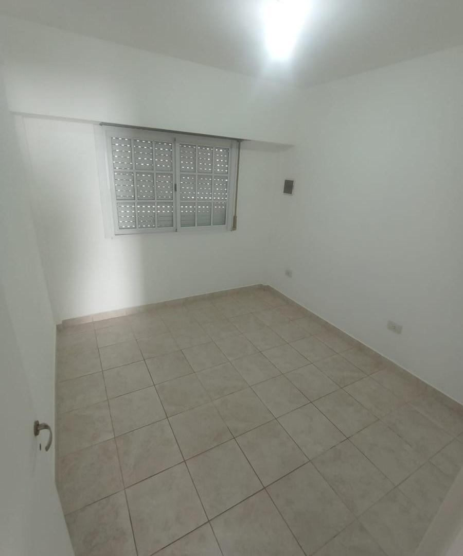 Foto de VENTA DPTO 2 AMB PB R. DE ESCALADA 4 CUADRAS AV H. YRIGOYEN, imagen 2