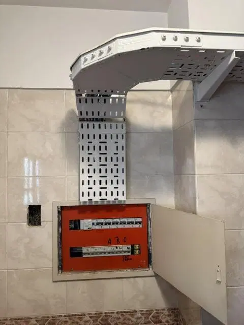 Alquiler Oficina 4 despachos + 2 areas de trabajo 2 cocheras fijas individuales Colegiales 5