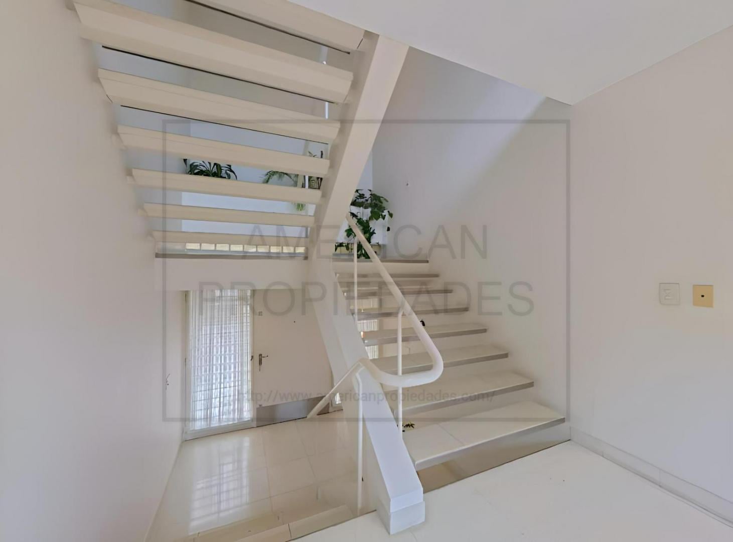 Foto de Venta Casa 500 mts2 Mario Roberto Álvarez triple frente Pileta Jardín, imagen 4